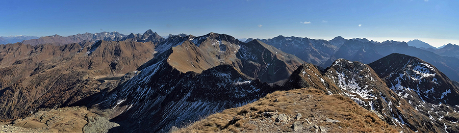 Spettacolre vista panoramica ad ampio raggio dal Corno Stella verso le Alpi Orobie